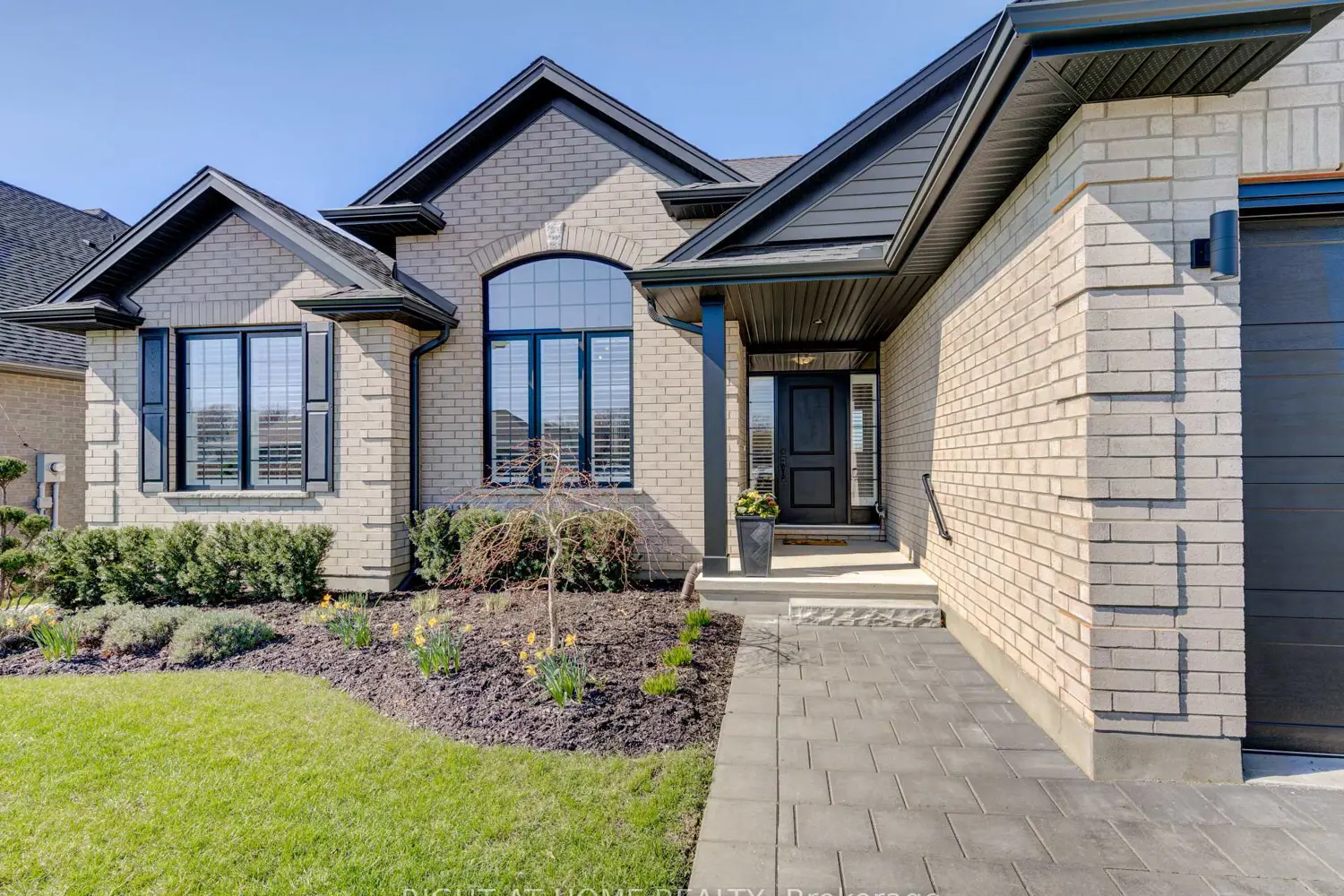 2043 Lockwood Crescent photo 2