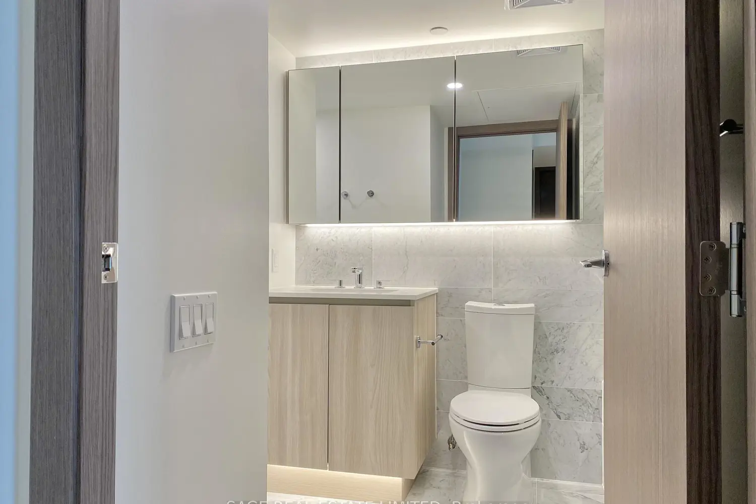 17 Bathurst Street 801 photo 2