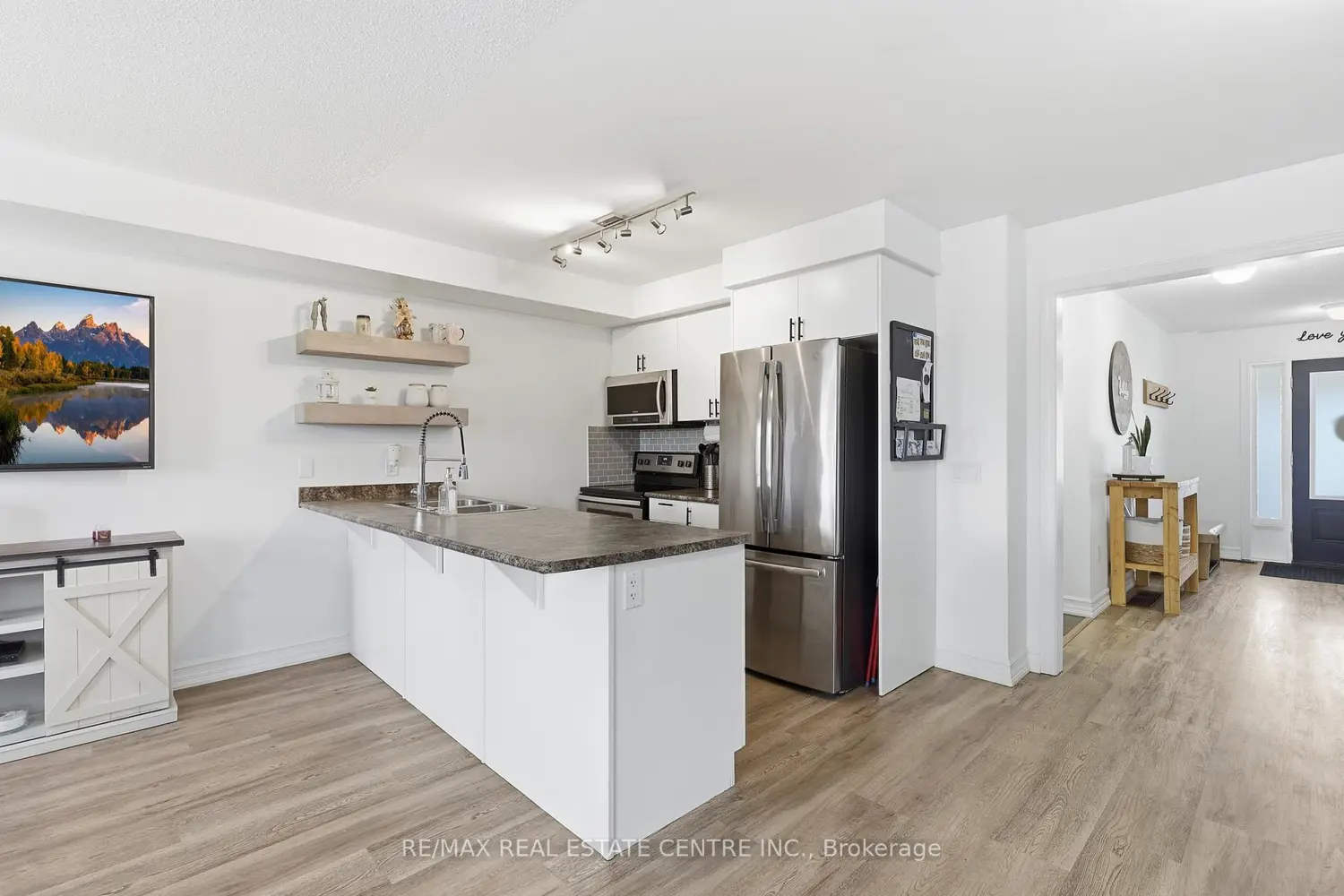 808 Cook Crescent photo 4