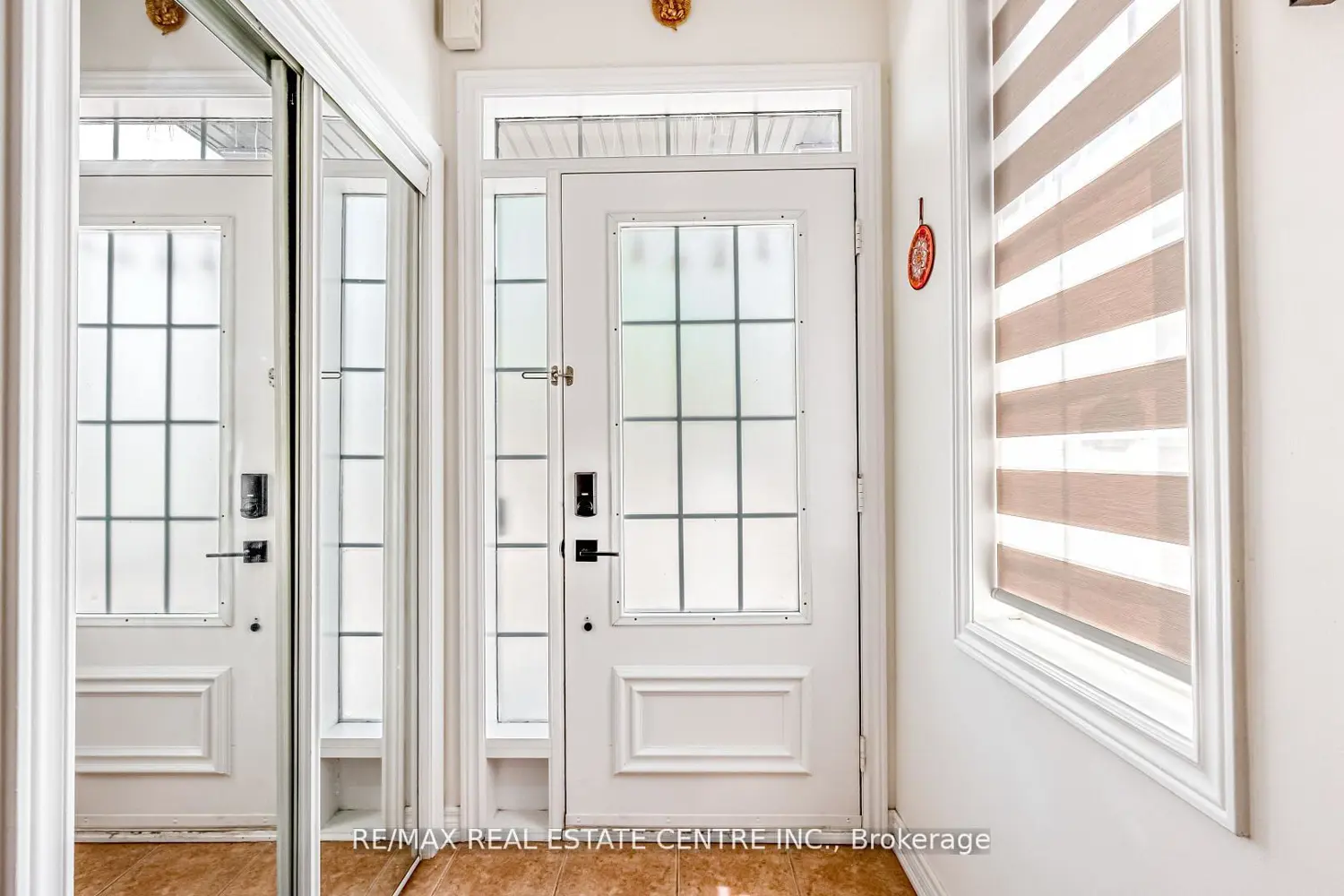 590 Grant Way photo 3