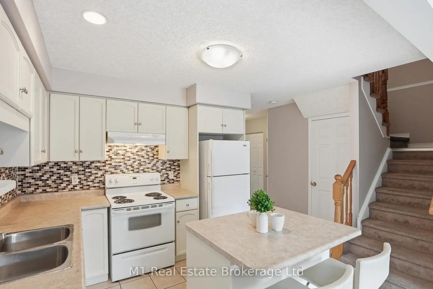 8 Ralston Drive photo 4
