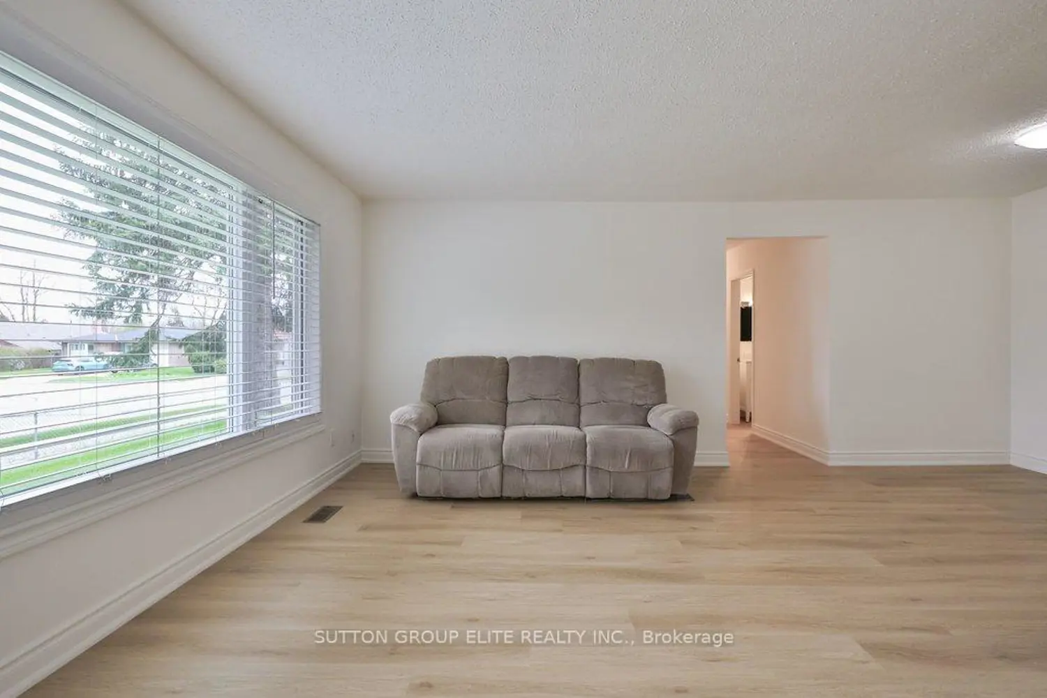 1488 Swanage Crescent photo 5