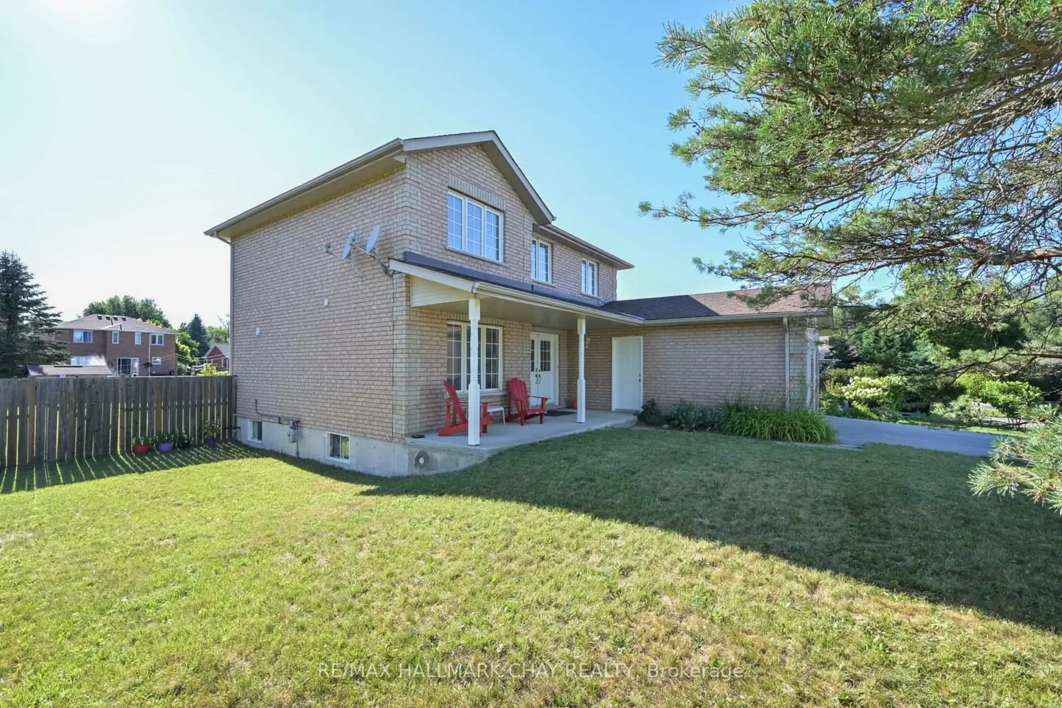 16 Brian Crescent photo 3