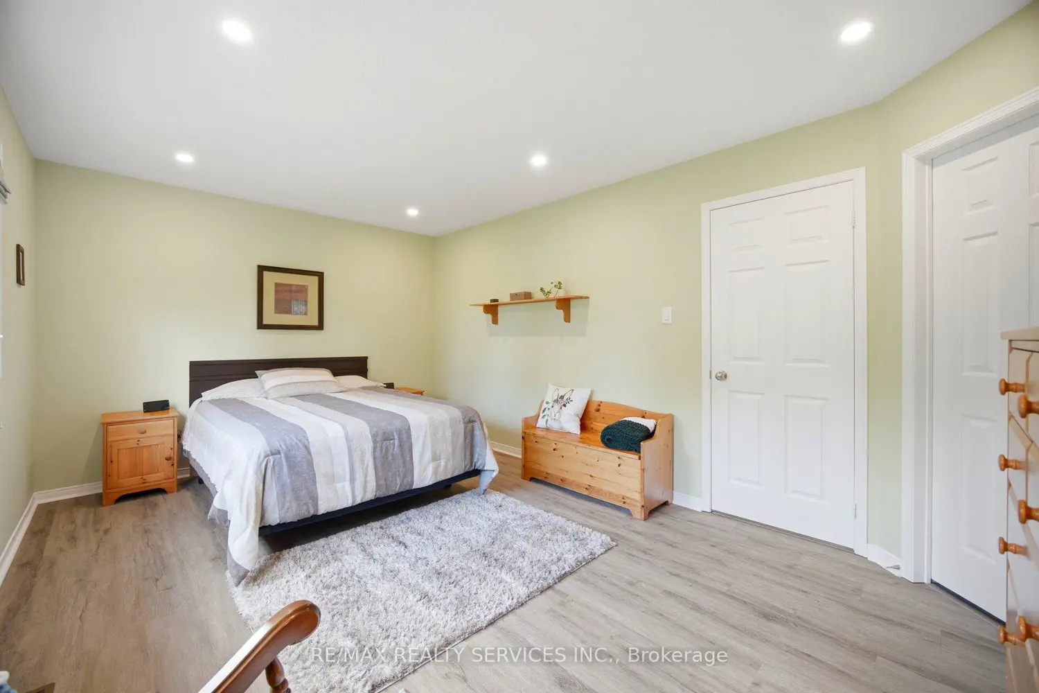 38 Furrows End photo 3