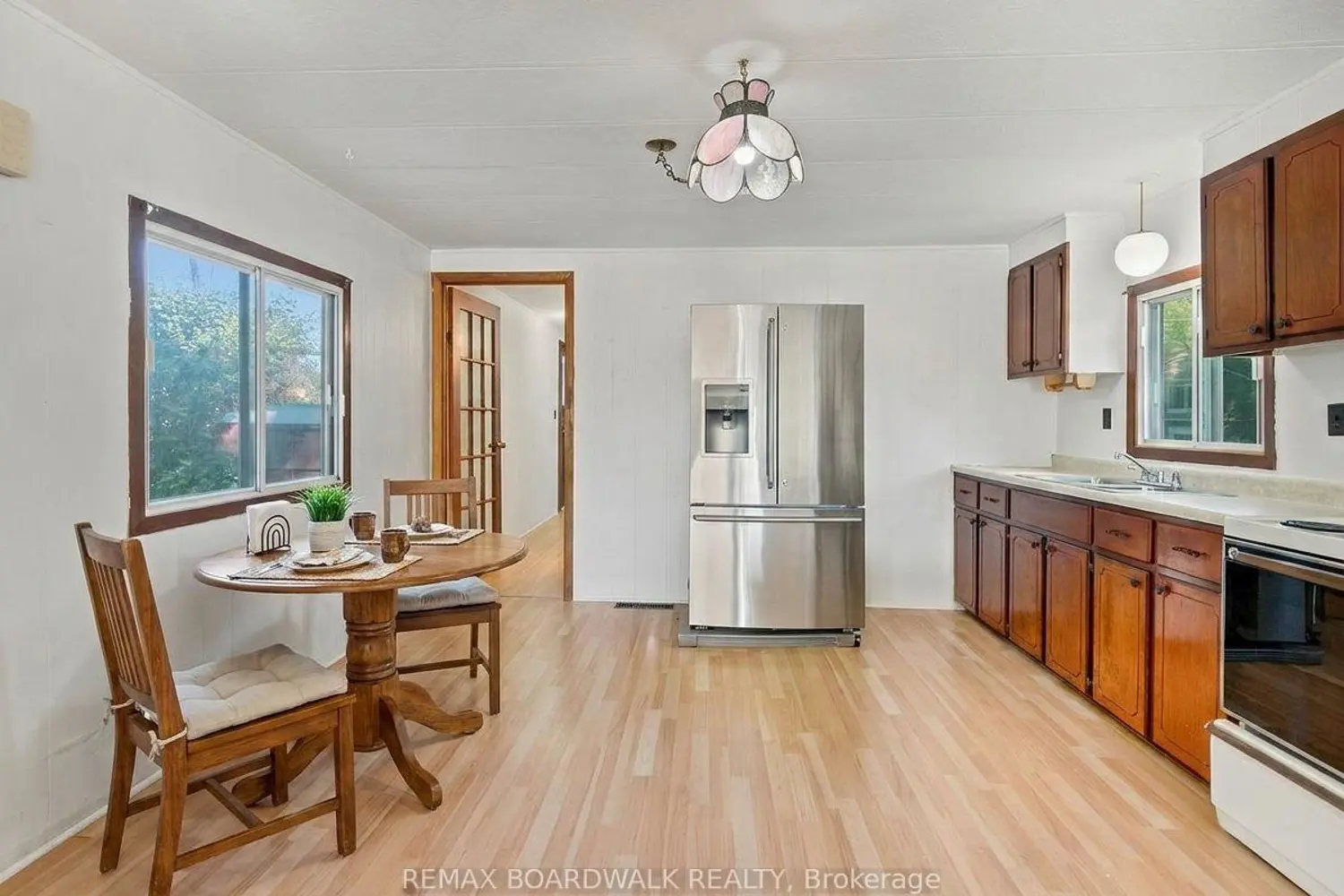 516 Maplegrove Road photo 4