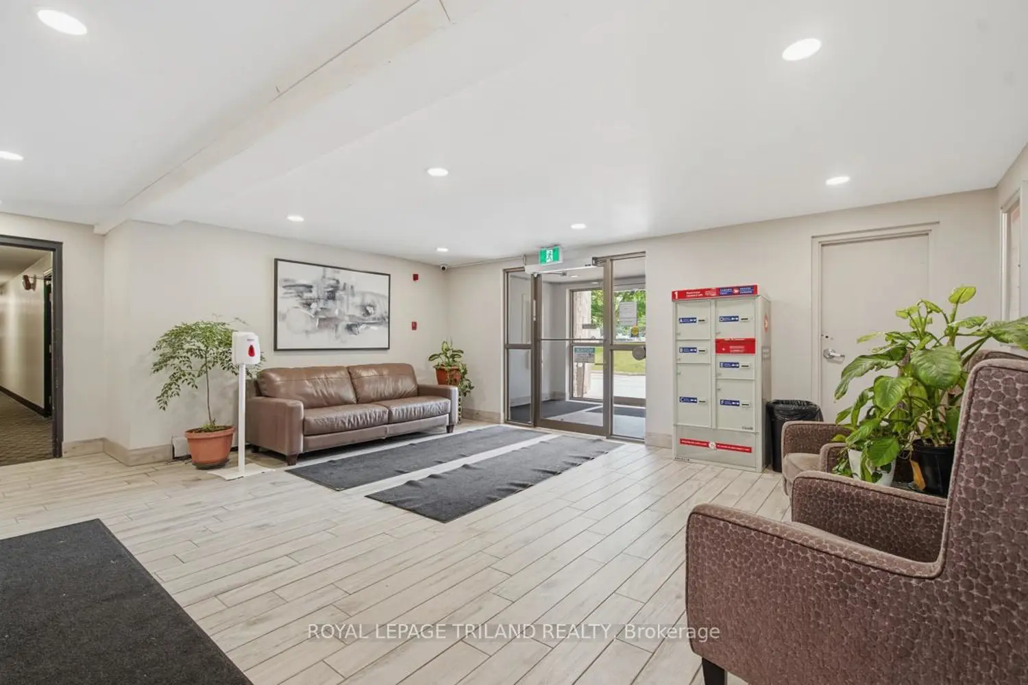 931 Wonderland Road 312 photo 3