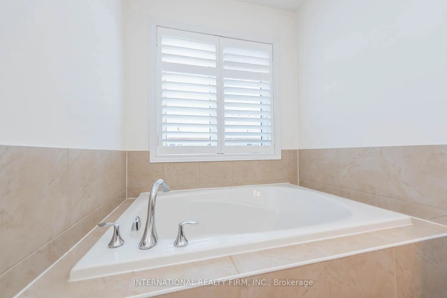 99 Huguenot Road photo 5