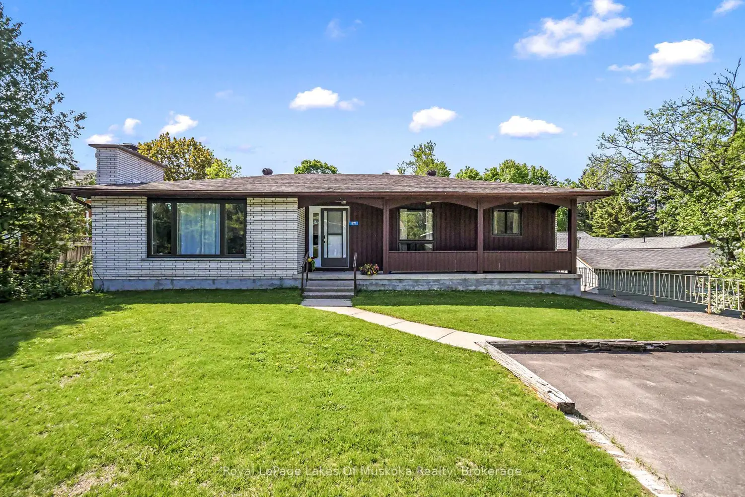 571 David Street photo 2
