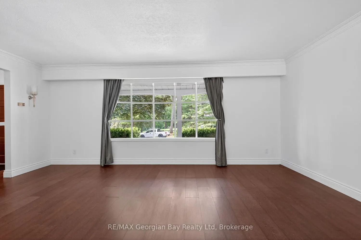 329 Glenbrook Drive photo 2