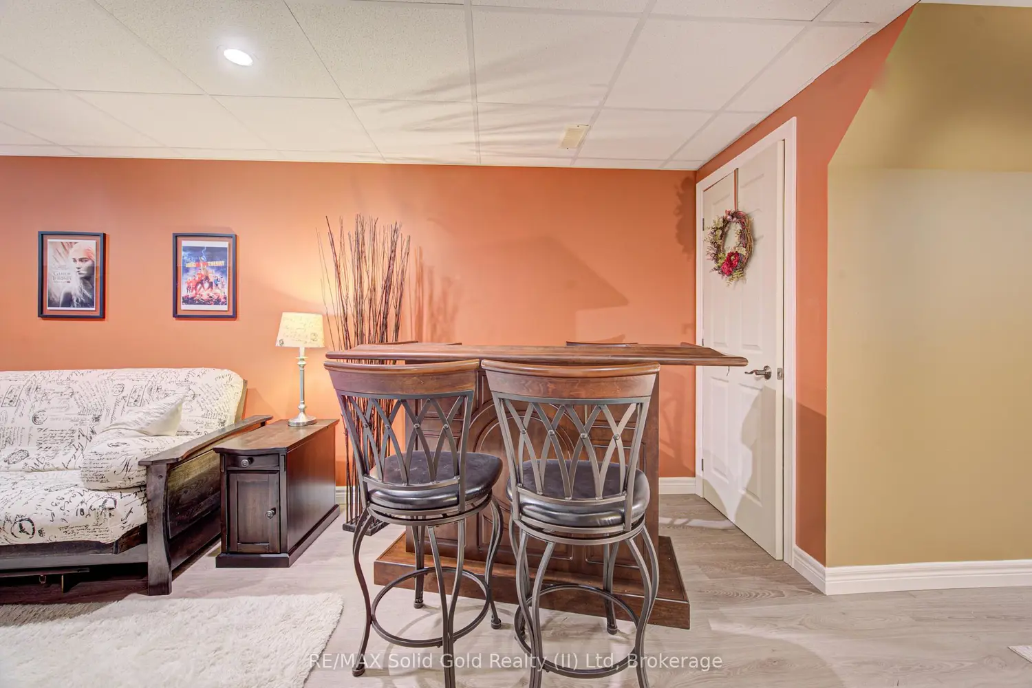 699 Commonwealth Crescent photo 4