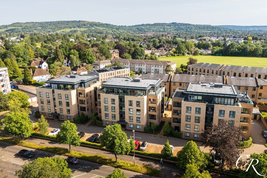2 bed penthouse for saleLansdown Road, Harris Court GL51
