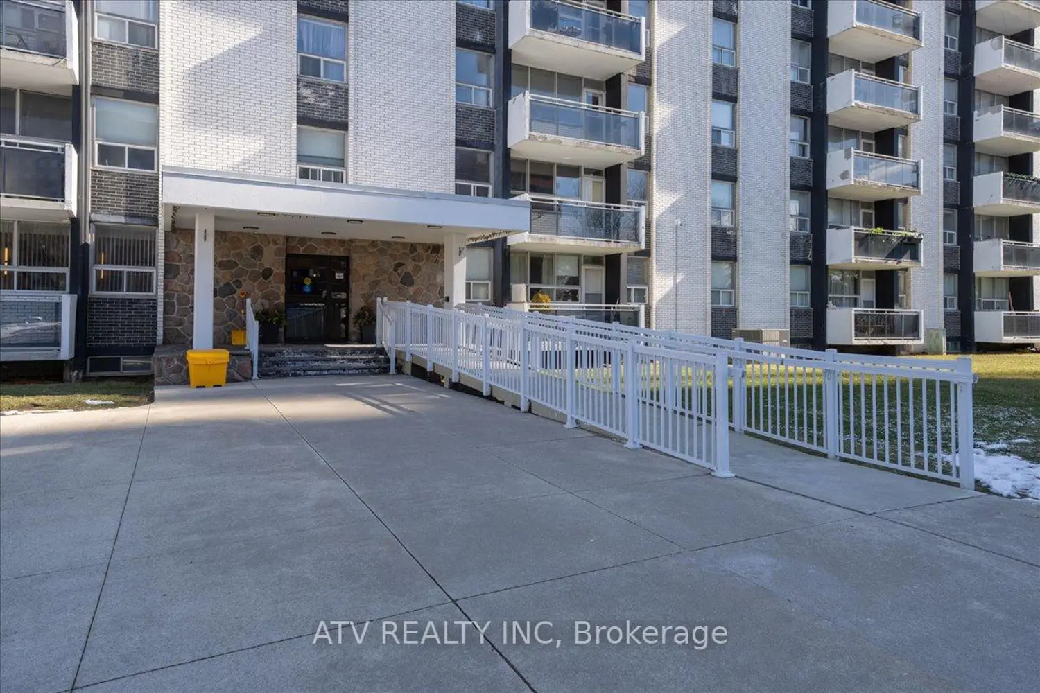 151 La Rose Avenue 804 photo 2