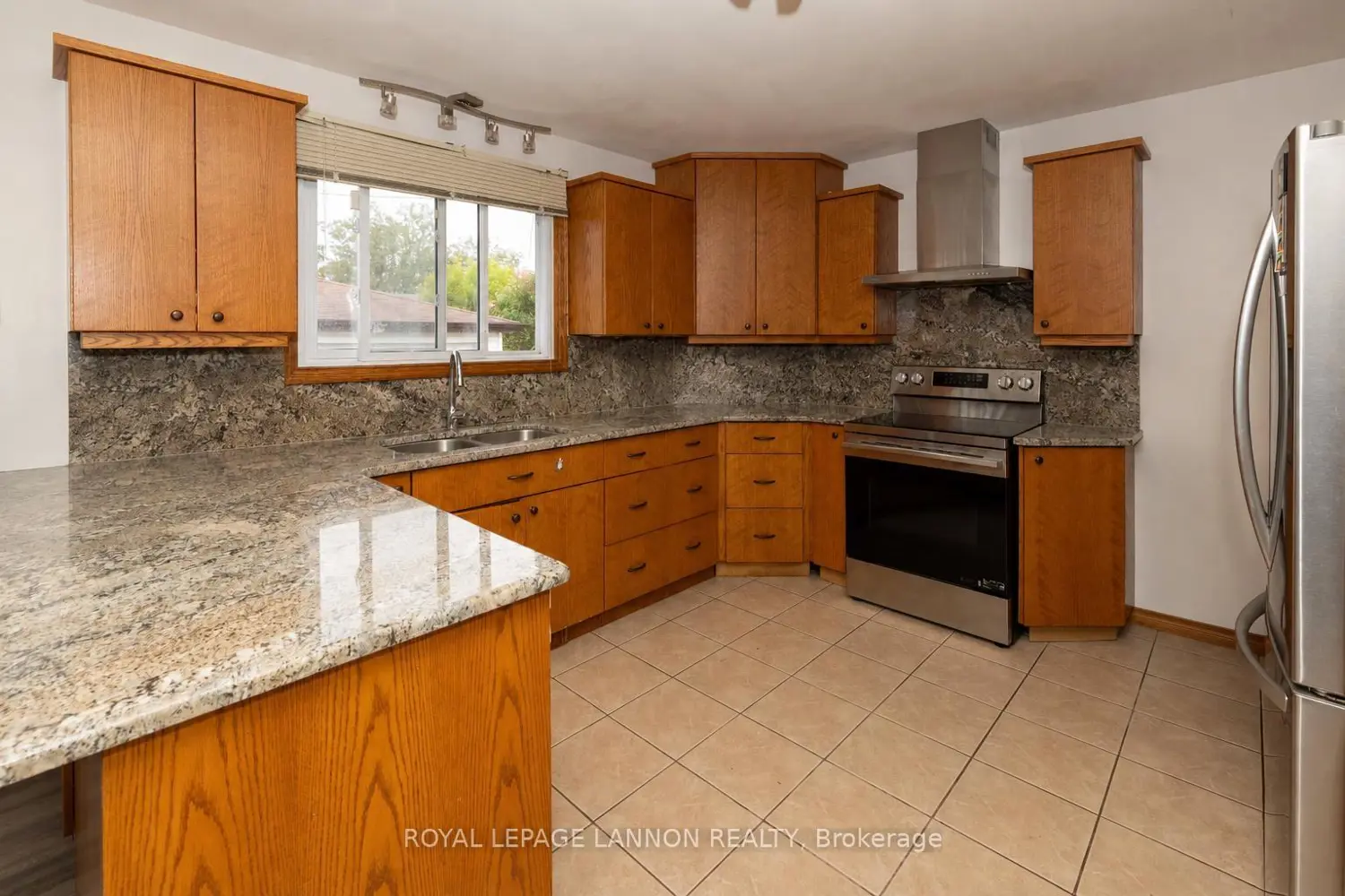 334 Lambton Cres photo 4