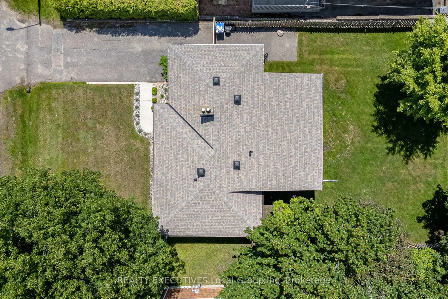 1452 Pinegrove Crescent photo 2
