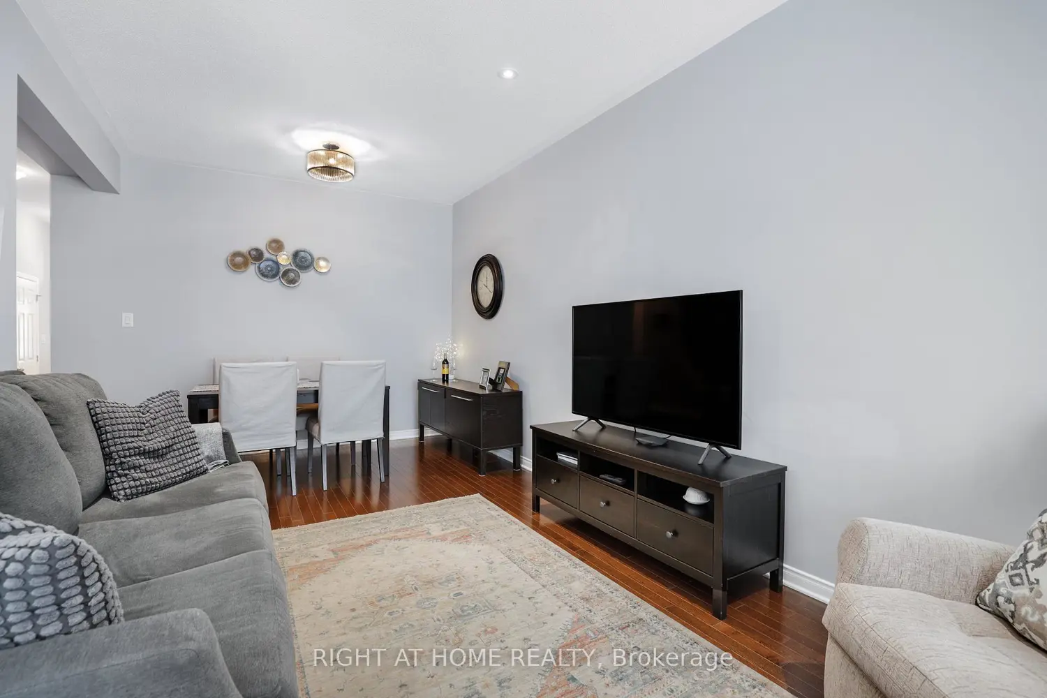 577 Ashbourne Crescent photo 4