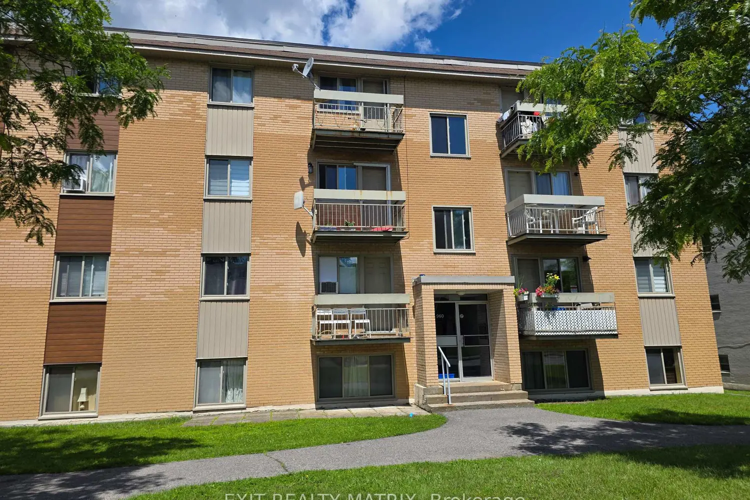 960 Cartier Boulevard 8