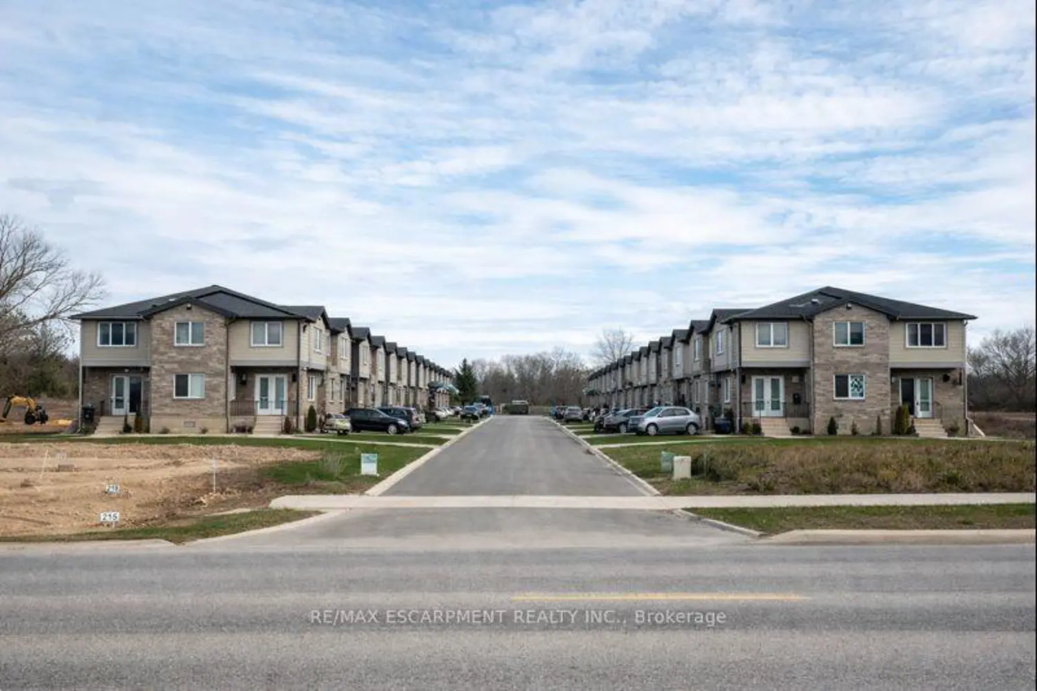 211 Thompson Road photo 2