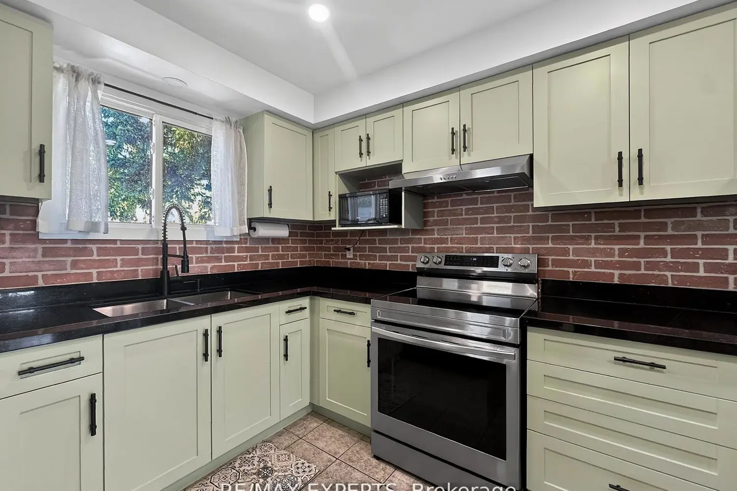 86 Sutter Avenue photo 3