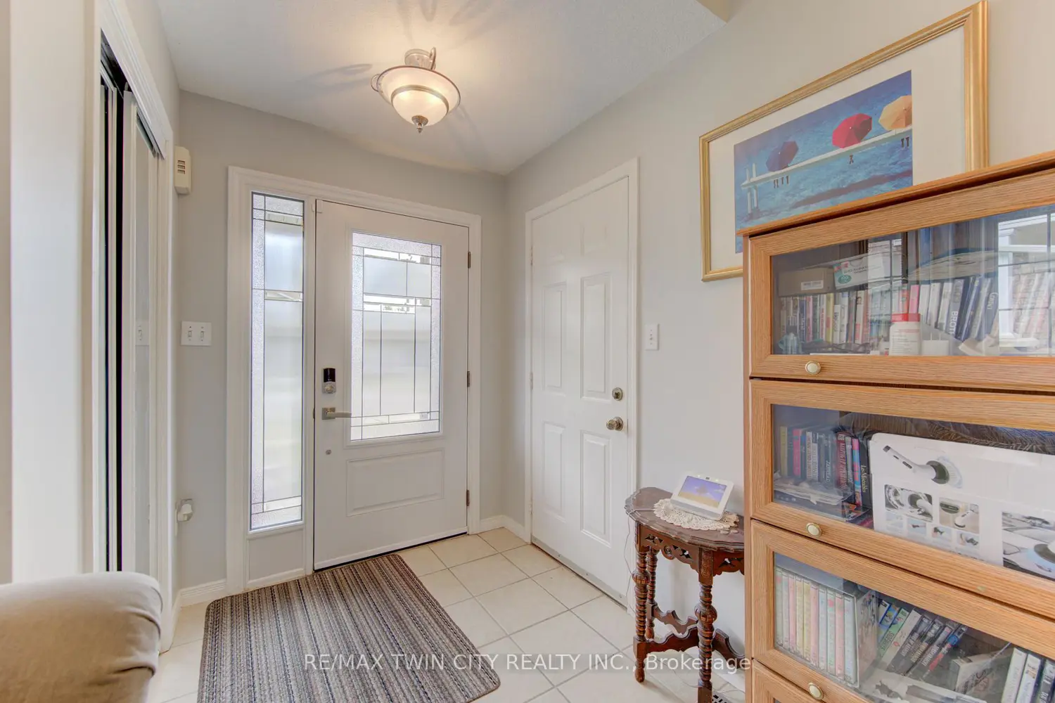 460 Langlaw Drive photo 4