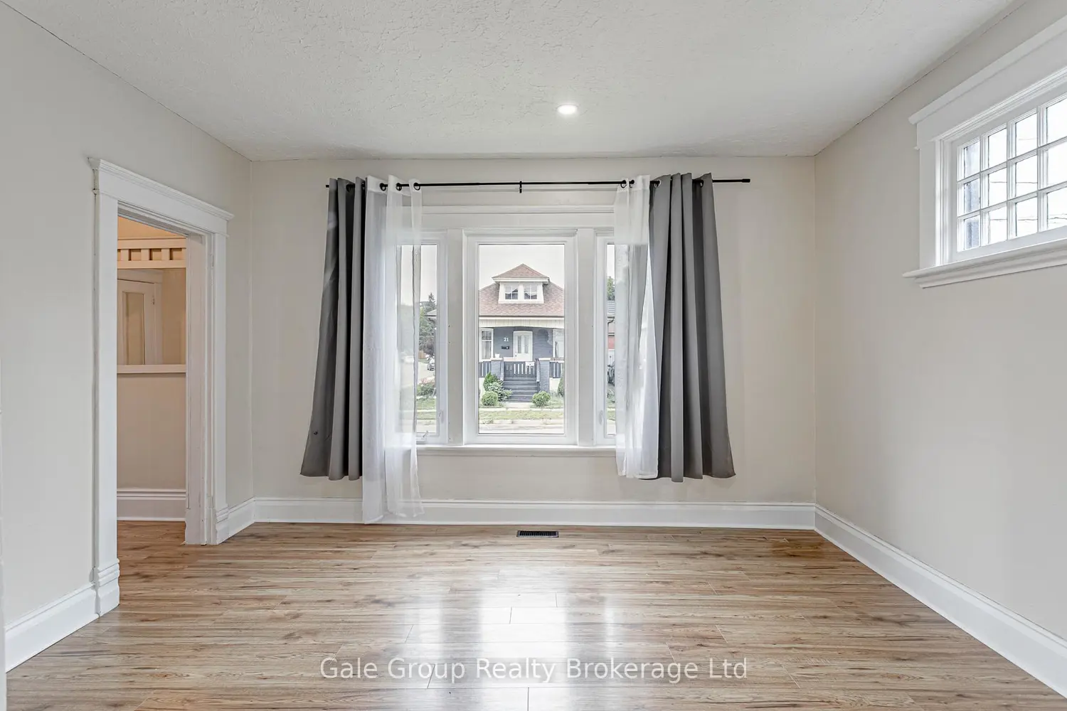 22 Strathcona Avenue photo 4