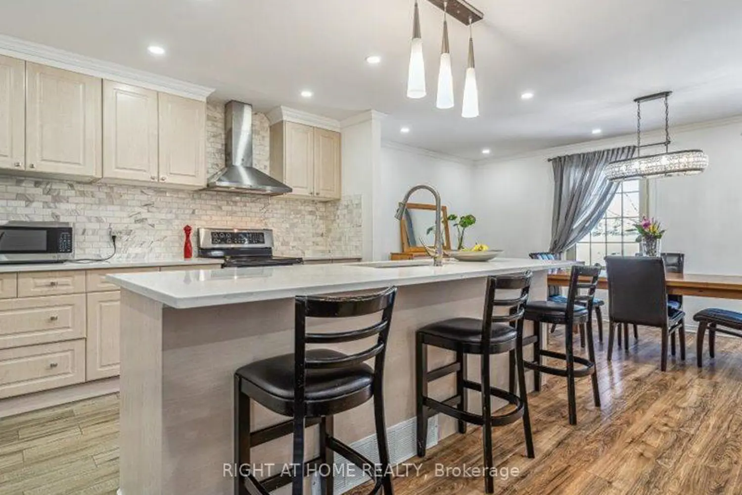 4 1/2 Leaside Drive photo 3