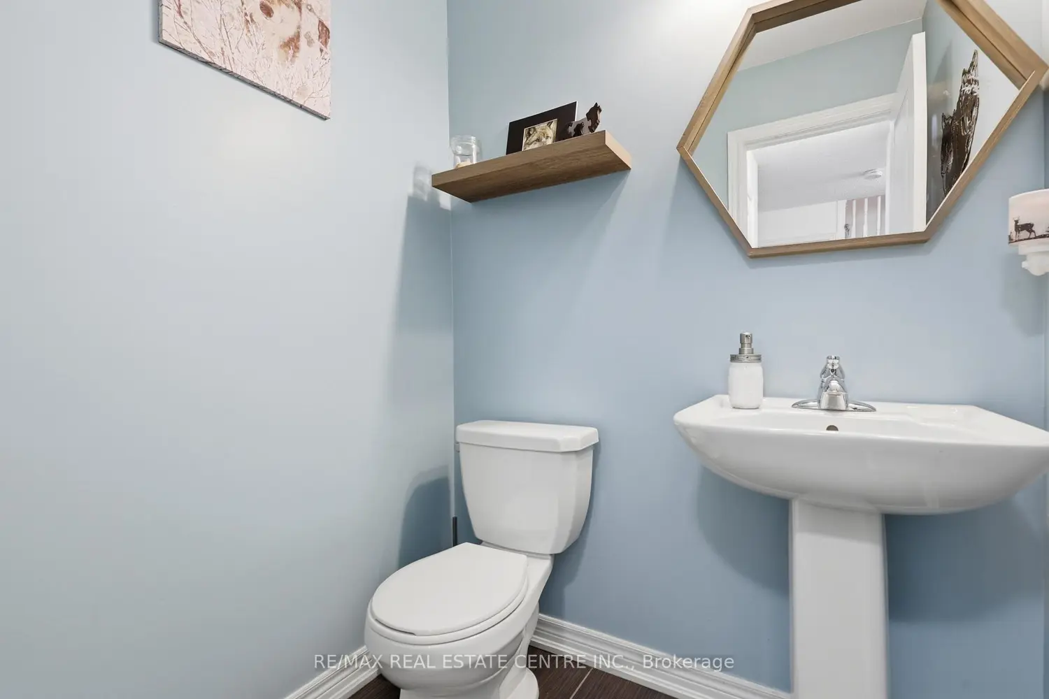 808 Cook Crescent photo 3