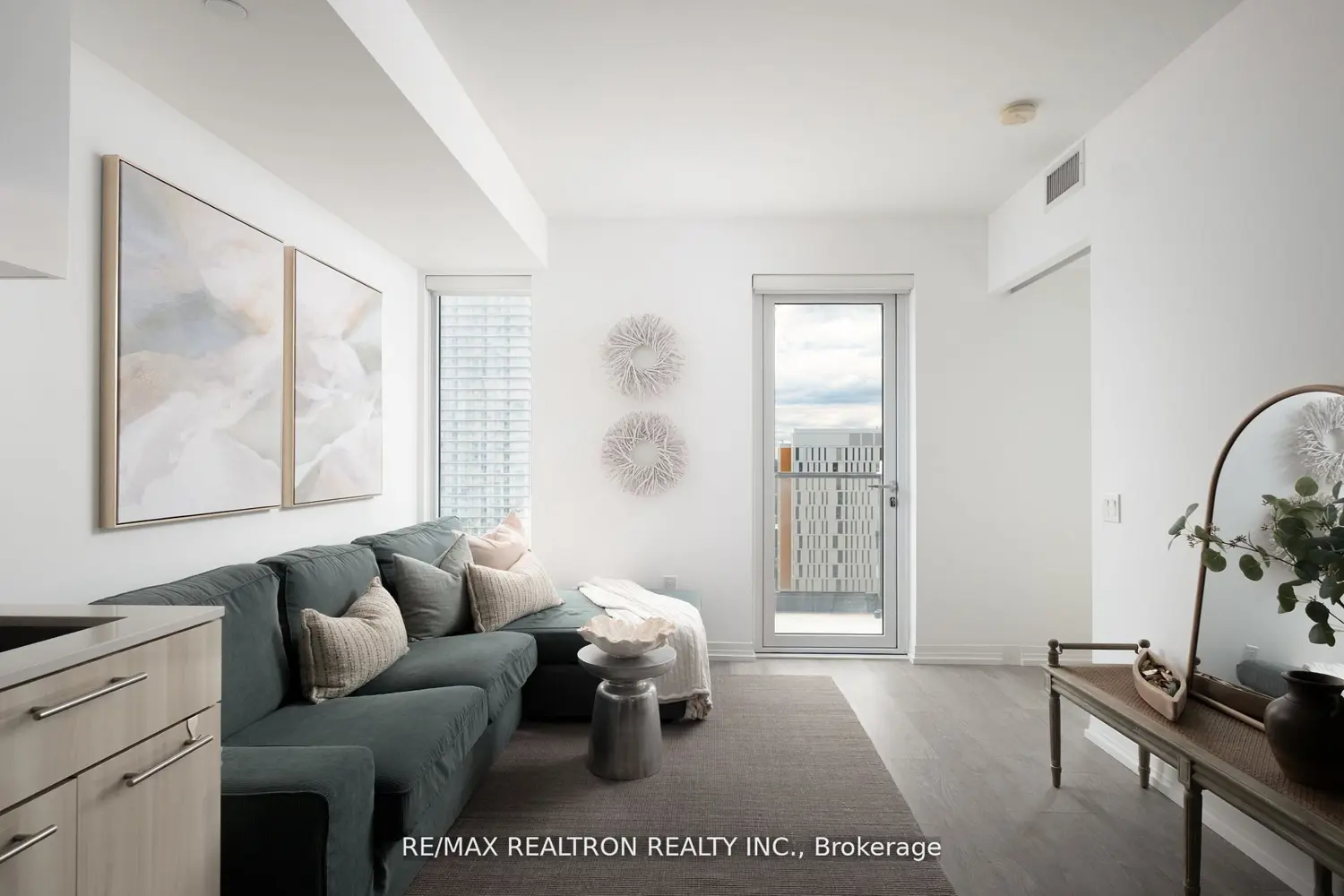 251 Jarvis Street 3309 photo 3