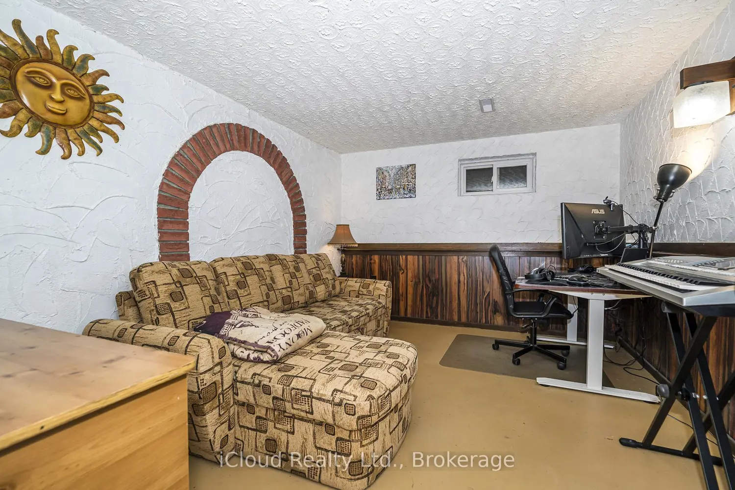 1704 Oberon Crescent photo 4