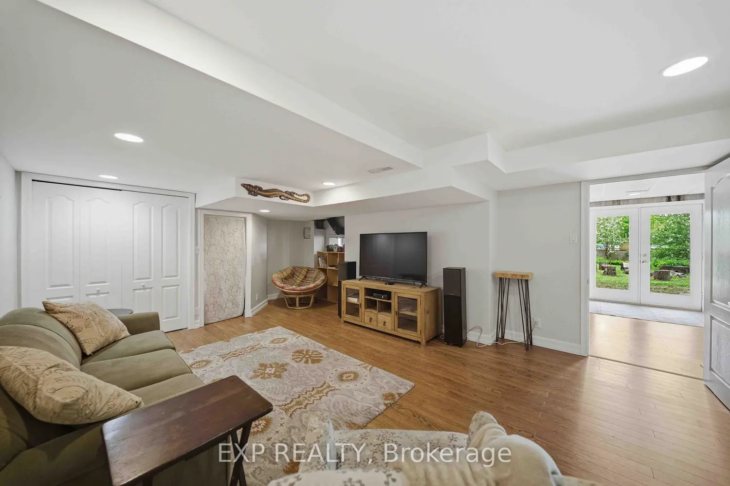 1264 Barnwell Crescent photo 4