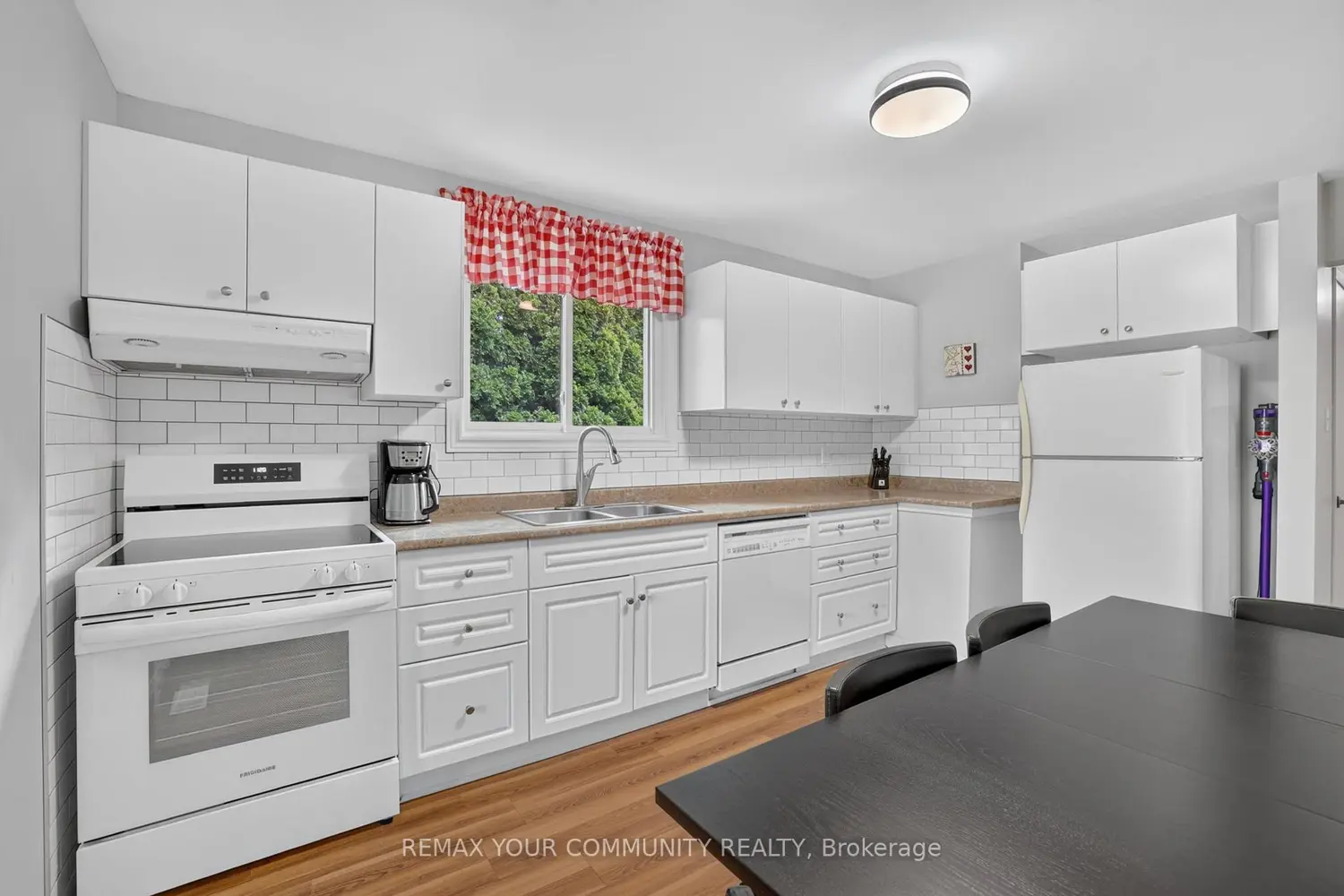 16 Zima Crescent photo 5