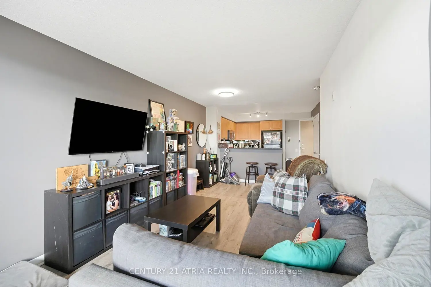 1040 The Queensway Avenue 502 photo 4