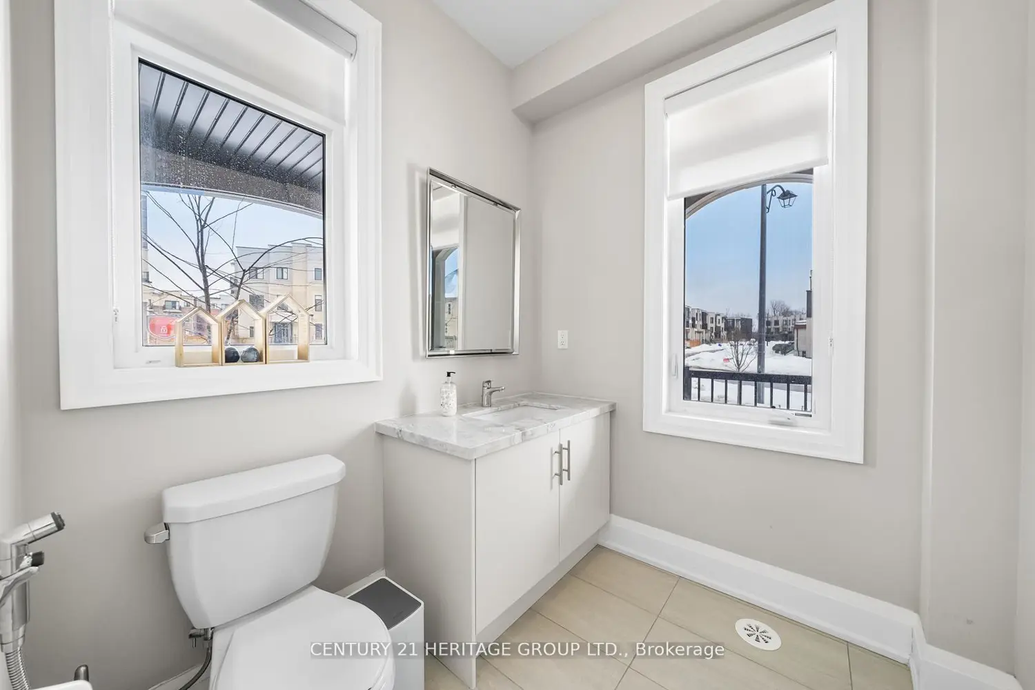 210 Arianna Crescent photo 4