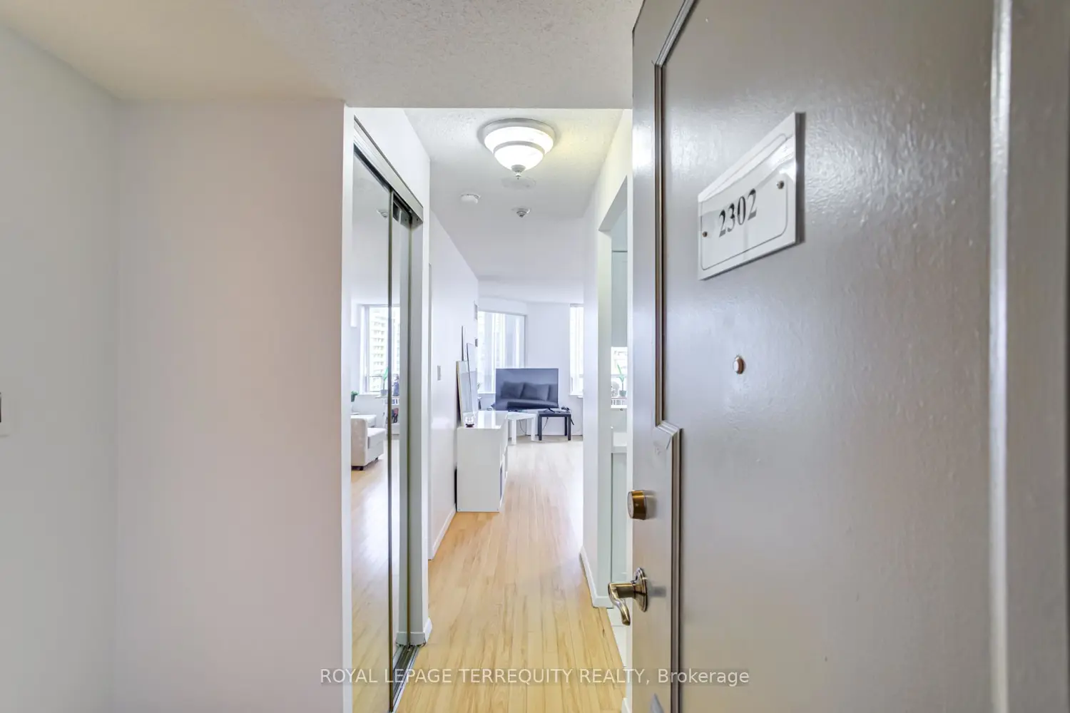 633 Bay Street 2302 photo 2