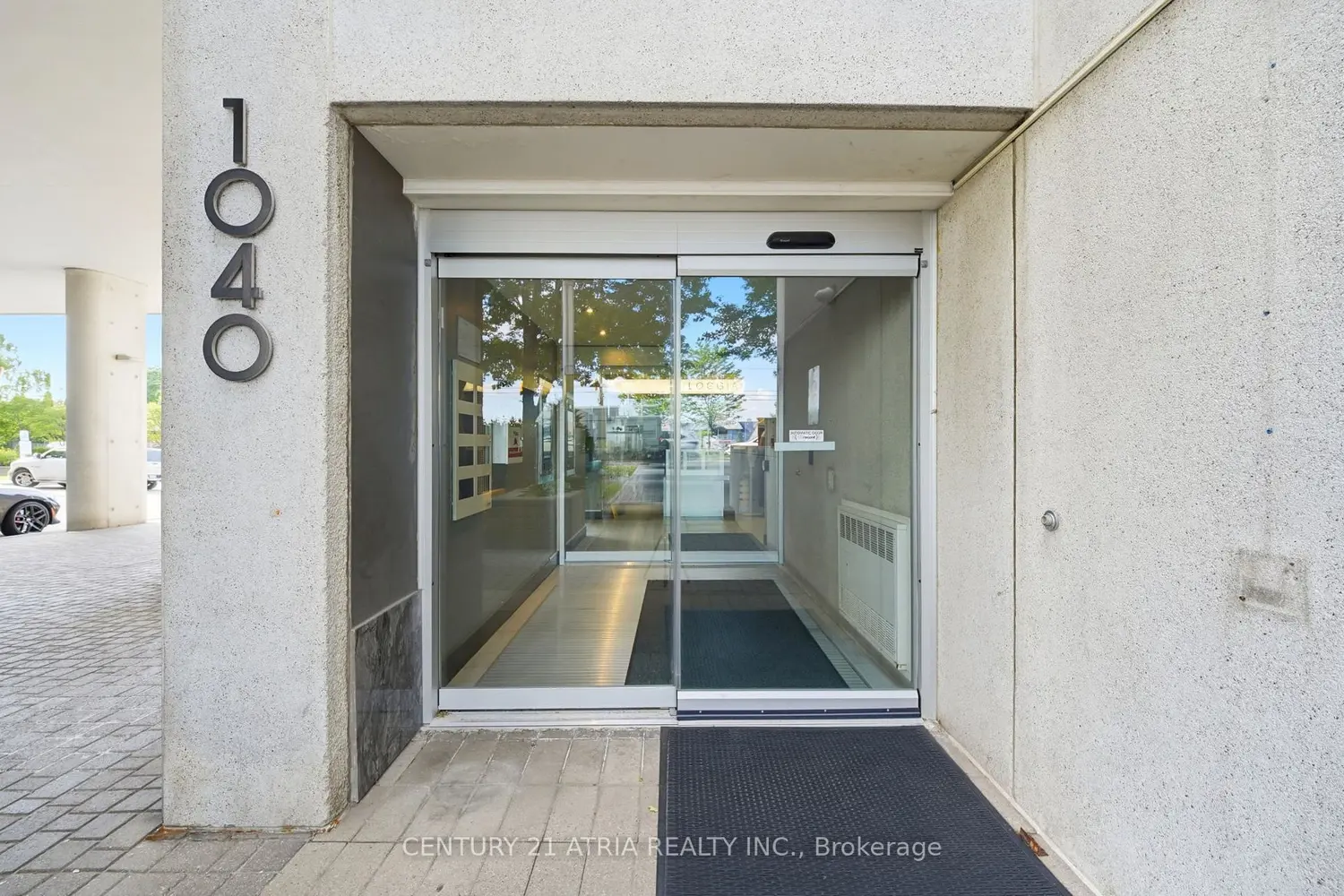 1040 The Queensway Avenue 502 photo 3