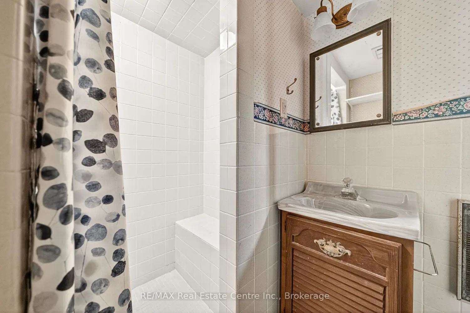 497 Victoria Street photo 2