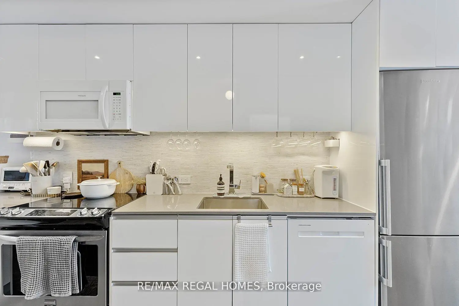 1238 Dundas Street Th110 photo 3