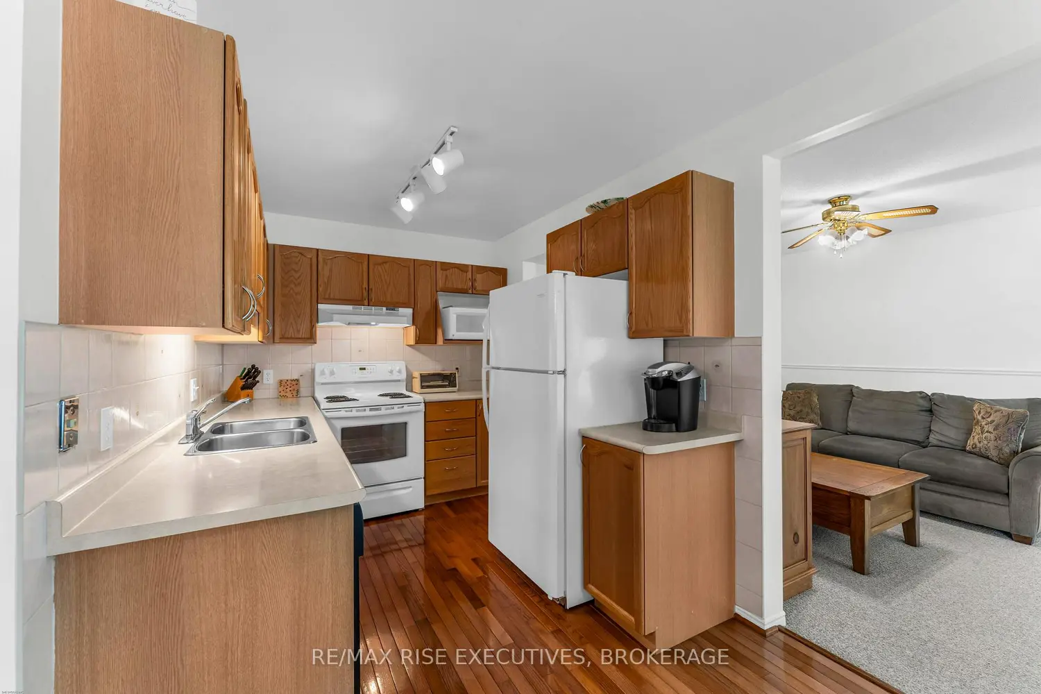 1304 Fisher Crescent photo 3