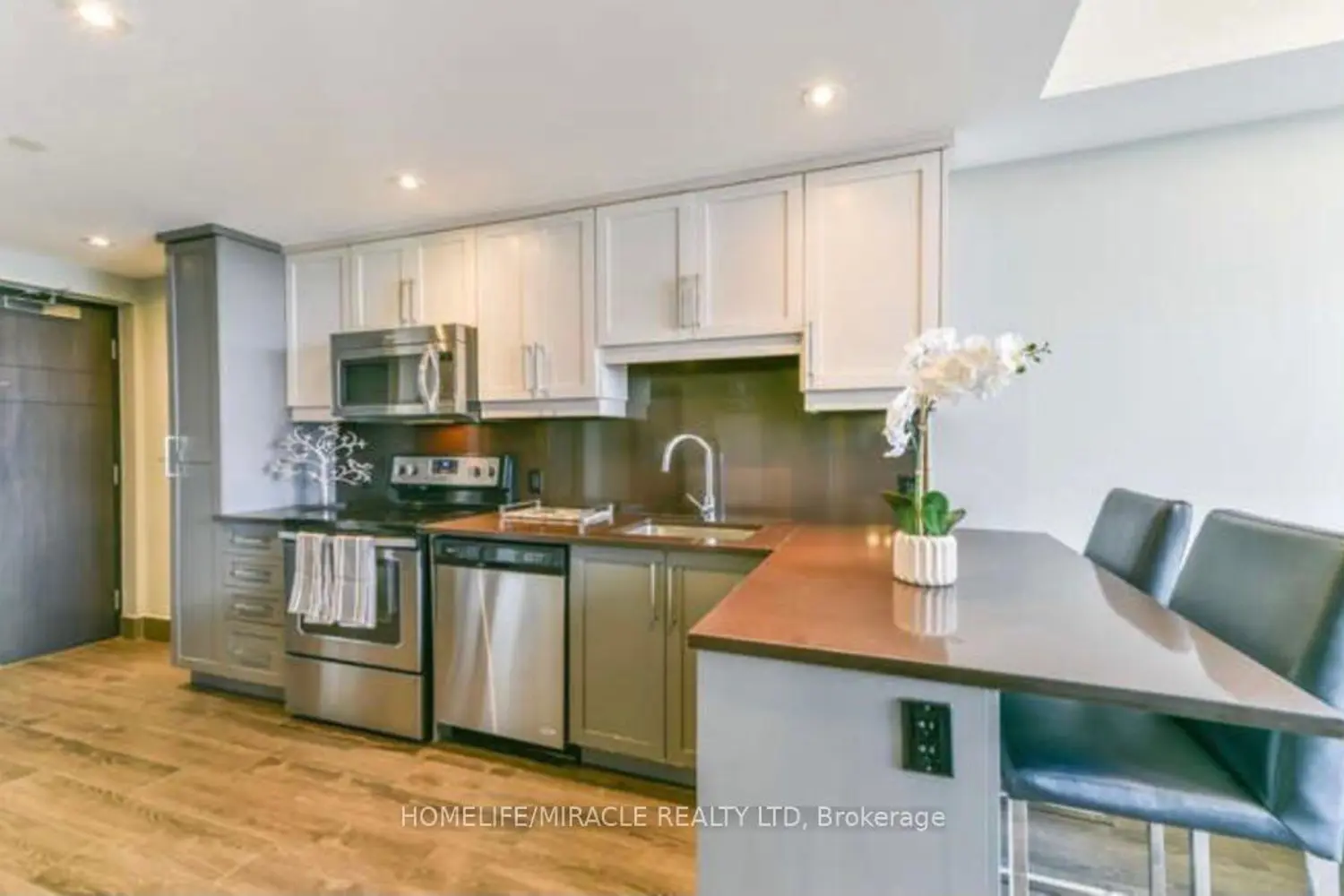 330 Phillip Street N - 808