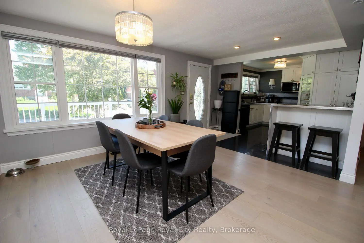 8 Rosewood Avenue photo 4