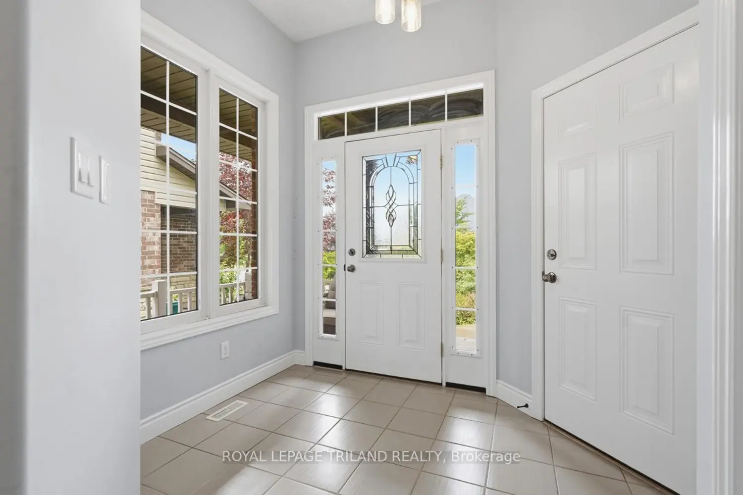 989 Roulston Crescent photo 3