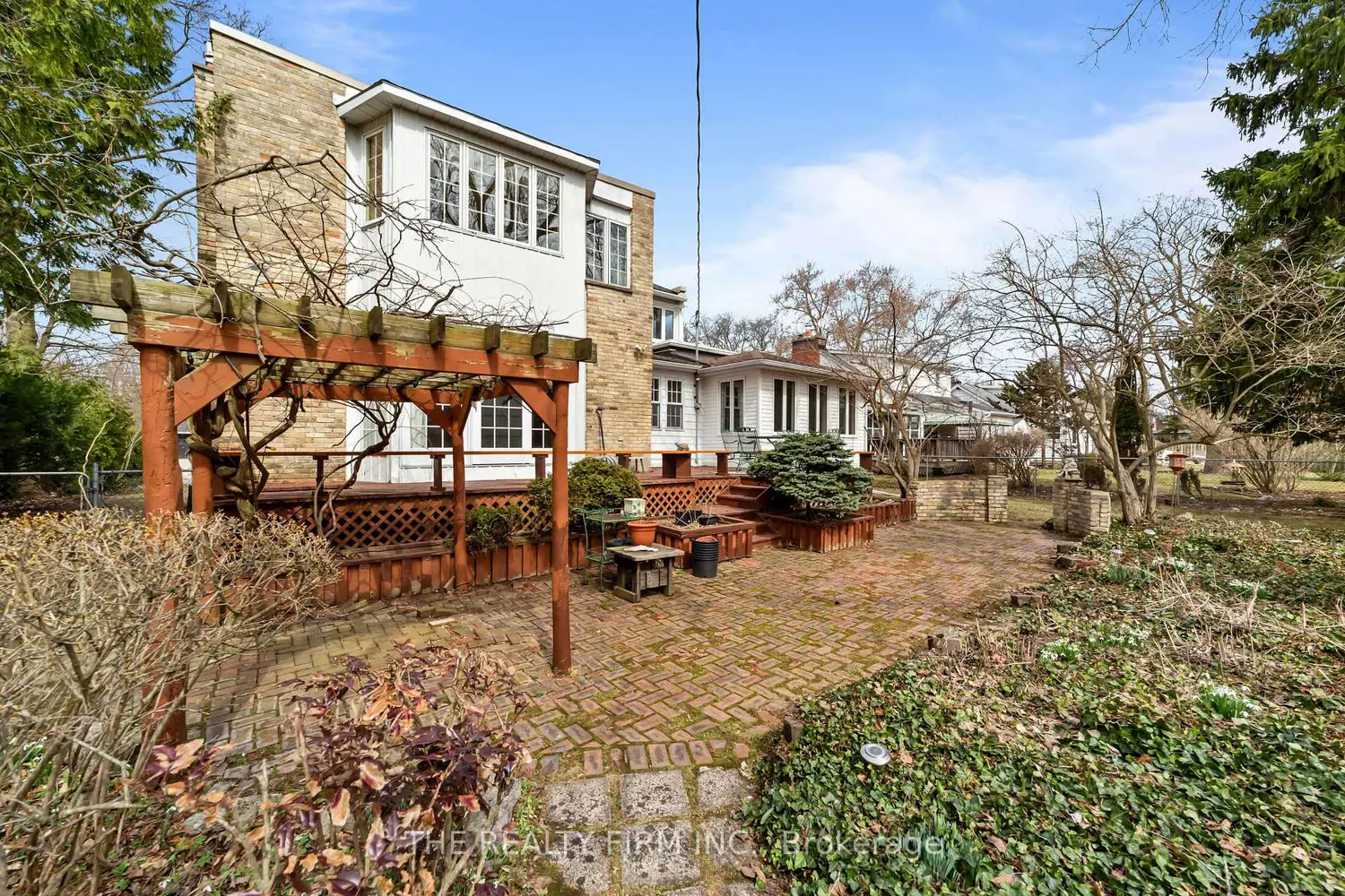 15 Mayfair Drive photo 4