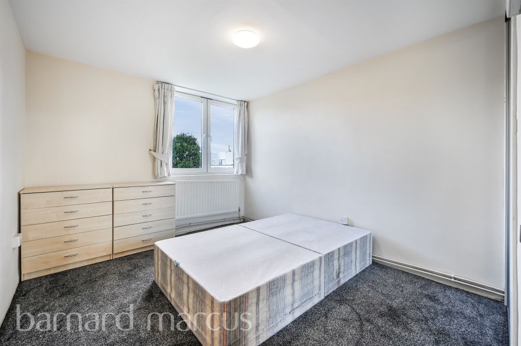 3 bed flat for saleWinterfold Close, London SW19 photo 4