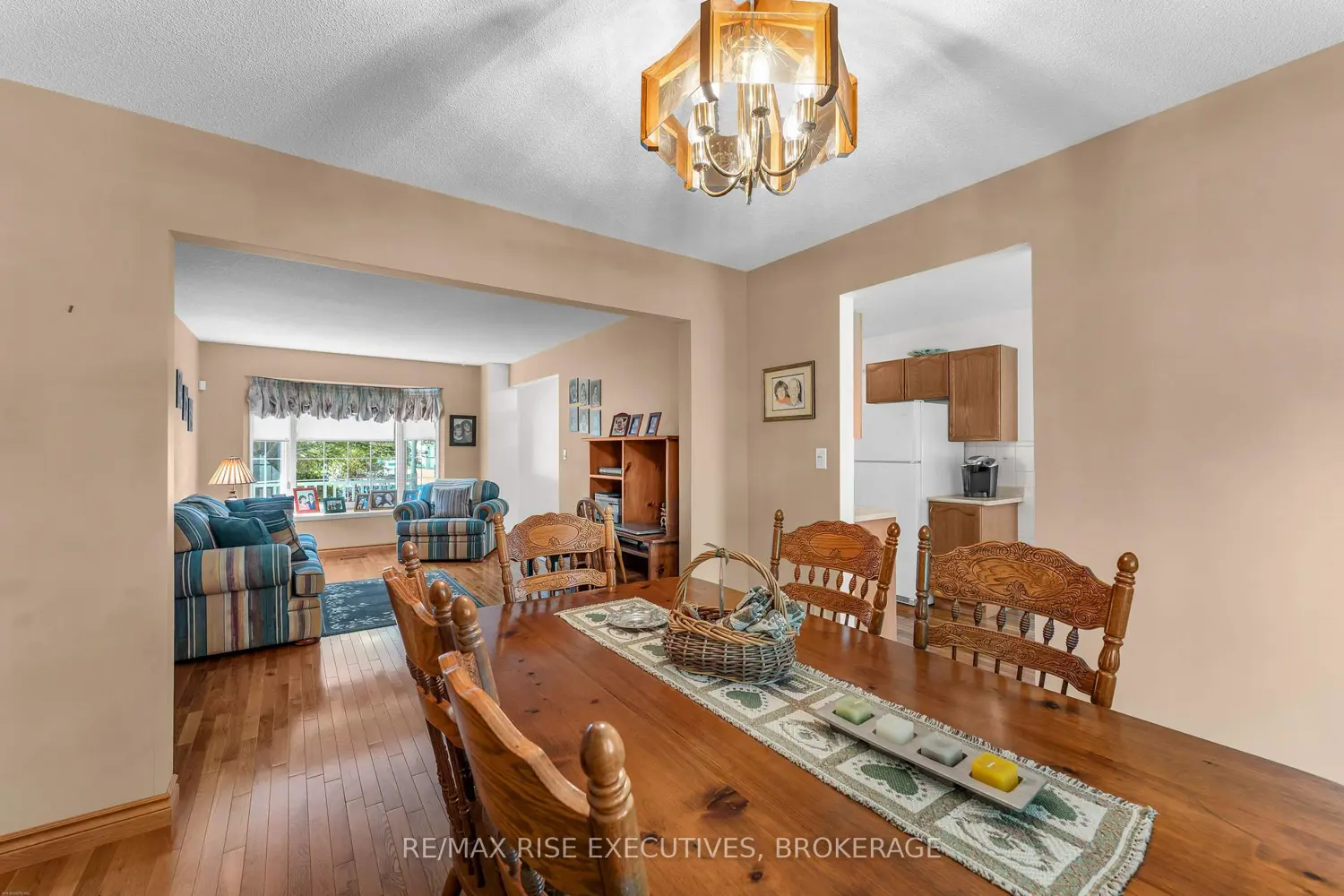 1304 Fisher Crescent photo 5