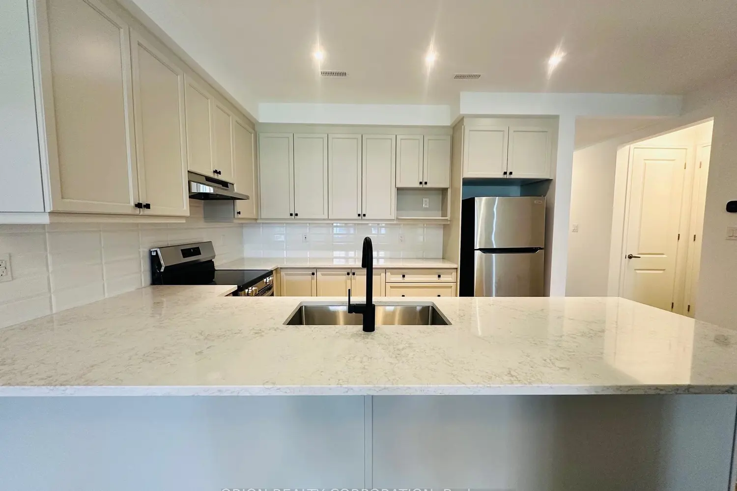 719 Sargeant Place photo 2