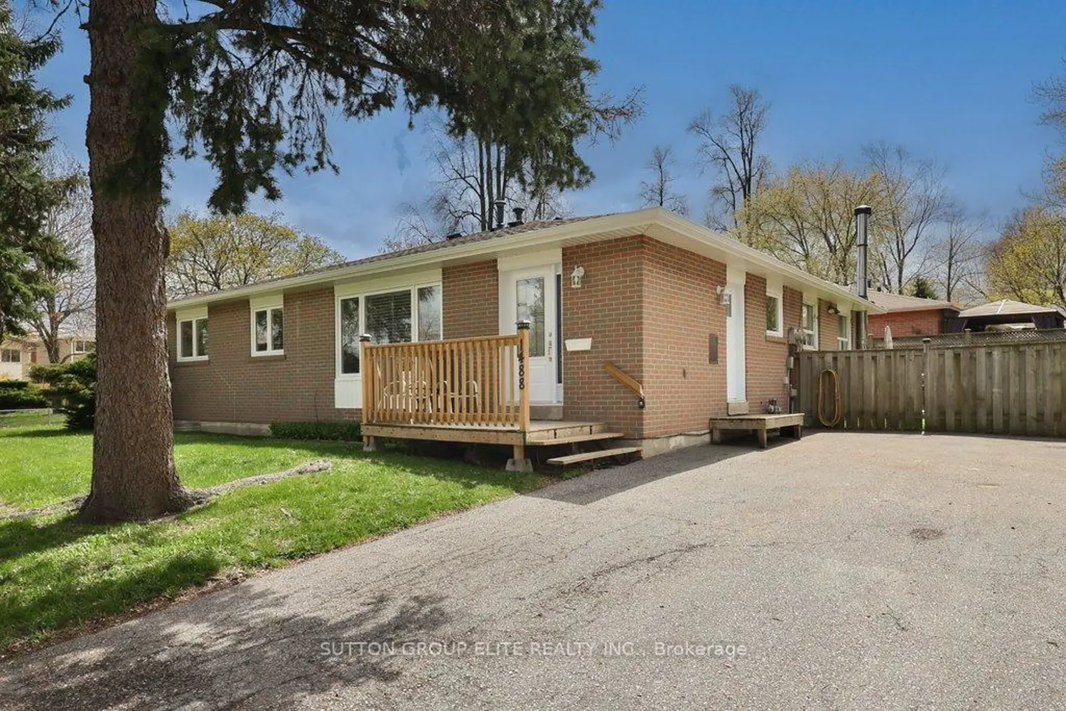 1488 Swanage Crescent photo 2