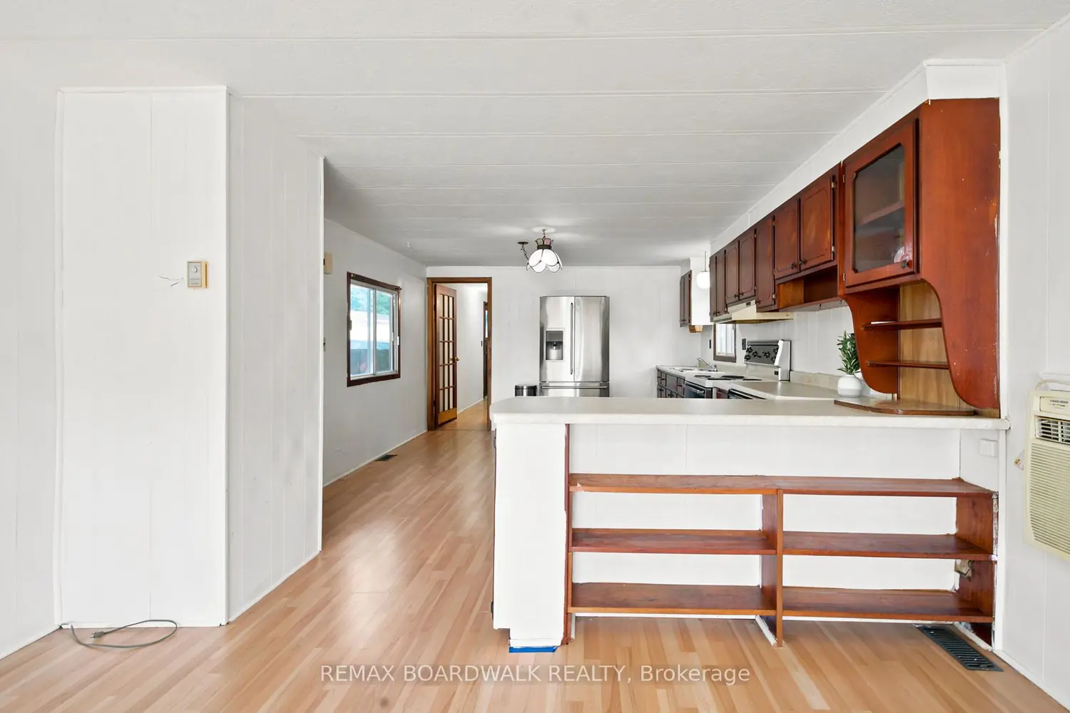 516 Maplegrove Road photo 5