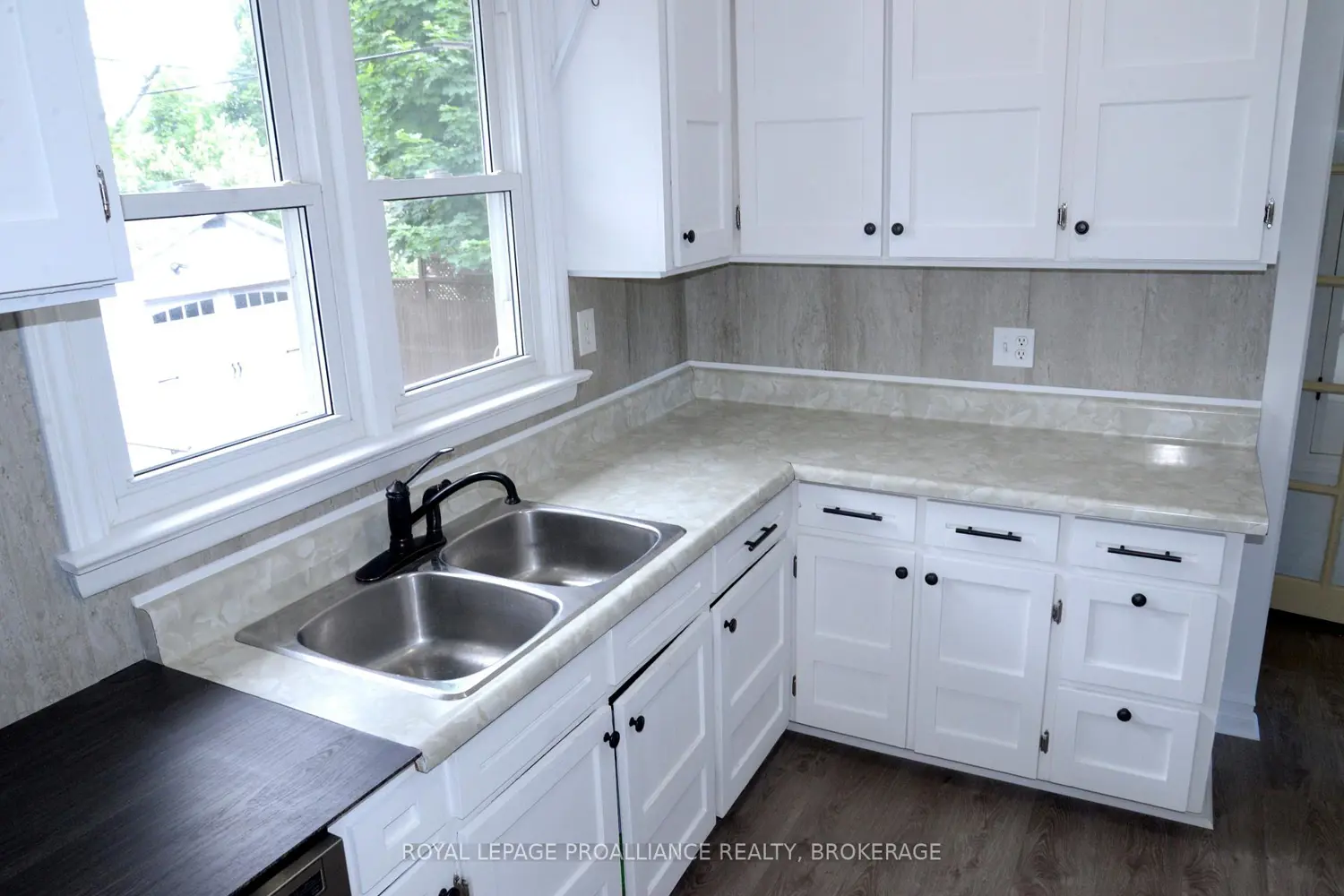 775 Alfred Crescent photo 5
