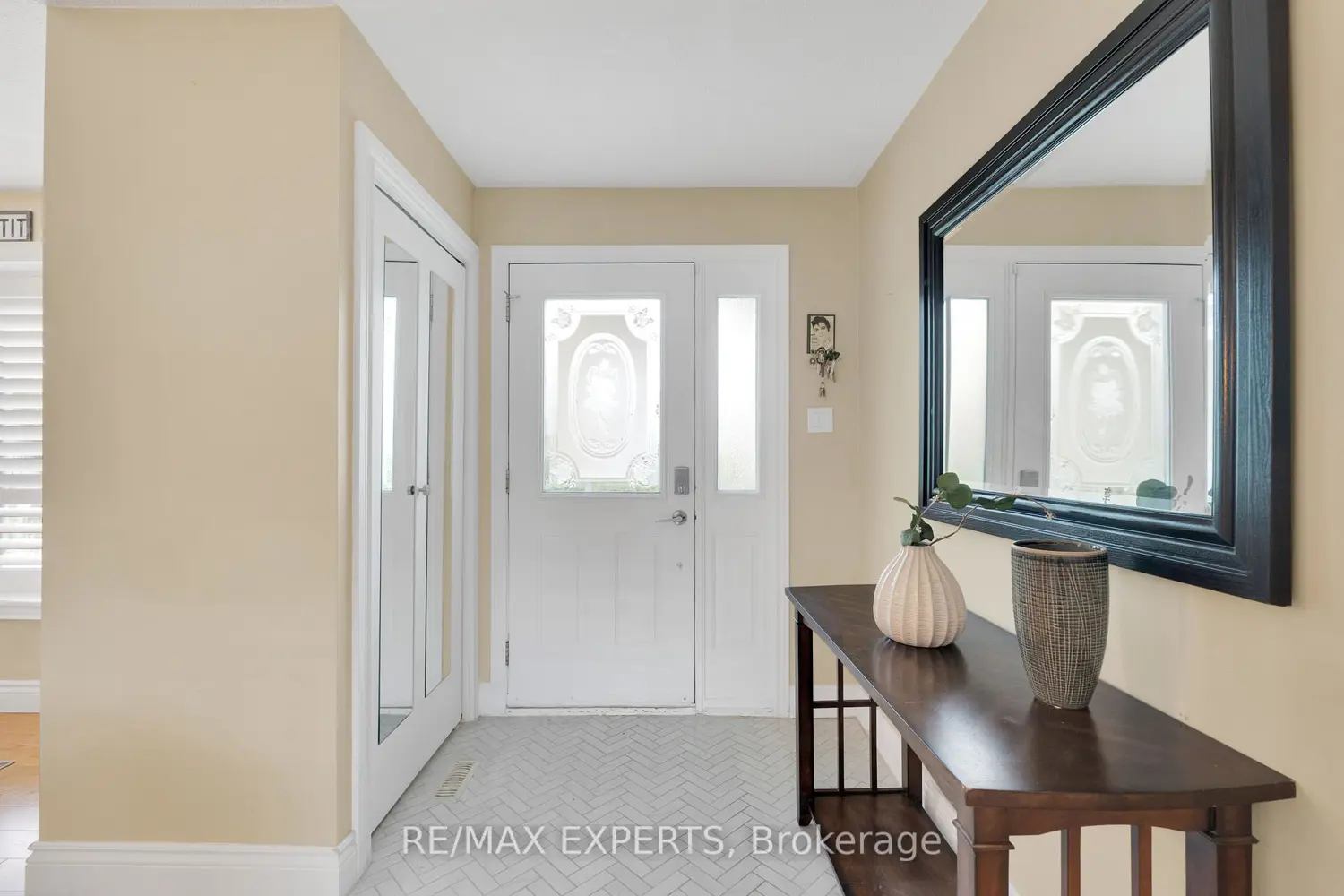 35 Lawrence Avenue photo 3