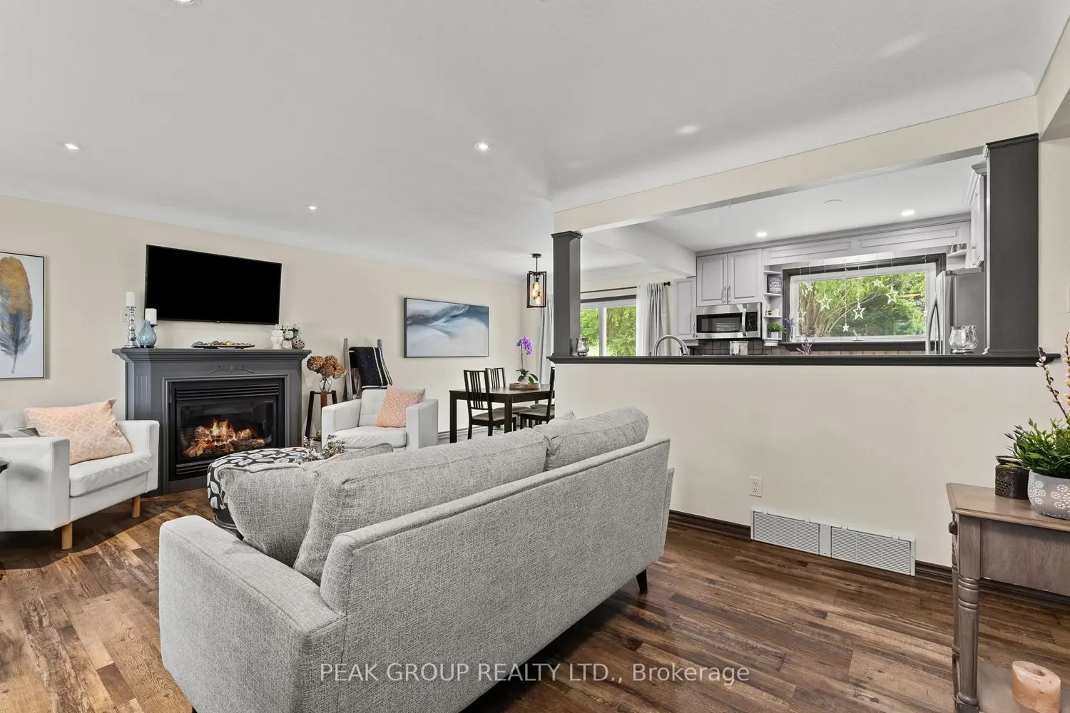 8 Roxanne Drive photo 3