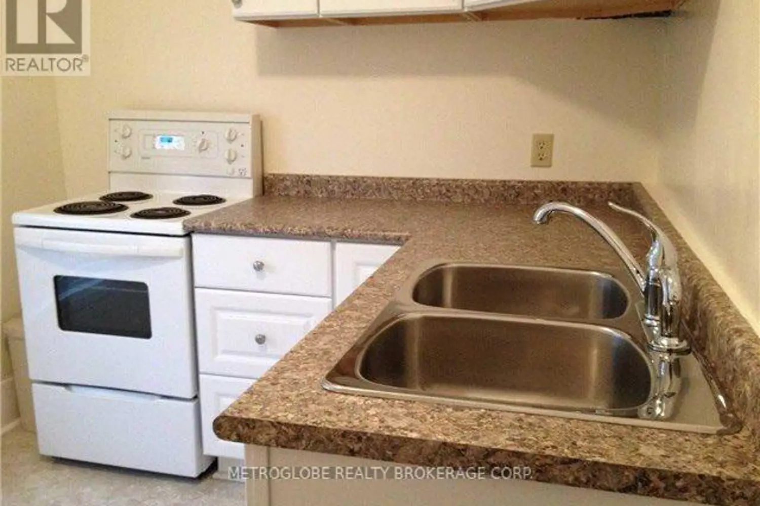 117 Adelaide Avenue photo 2